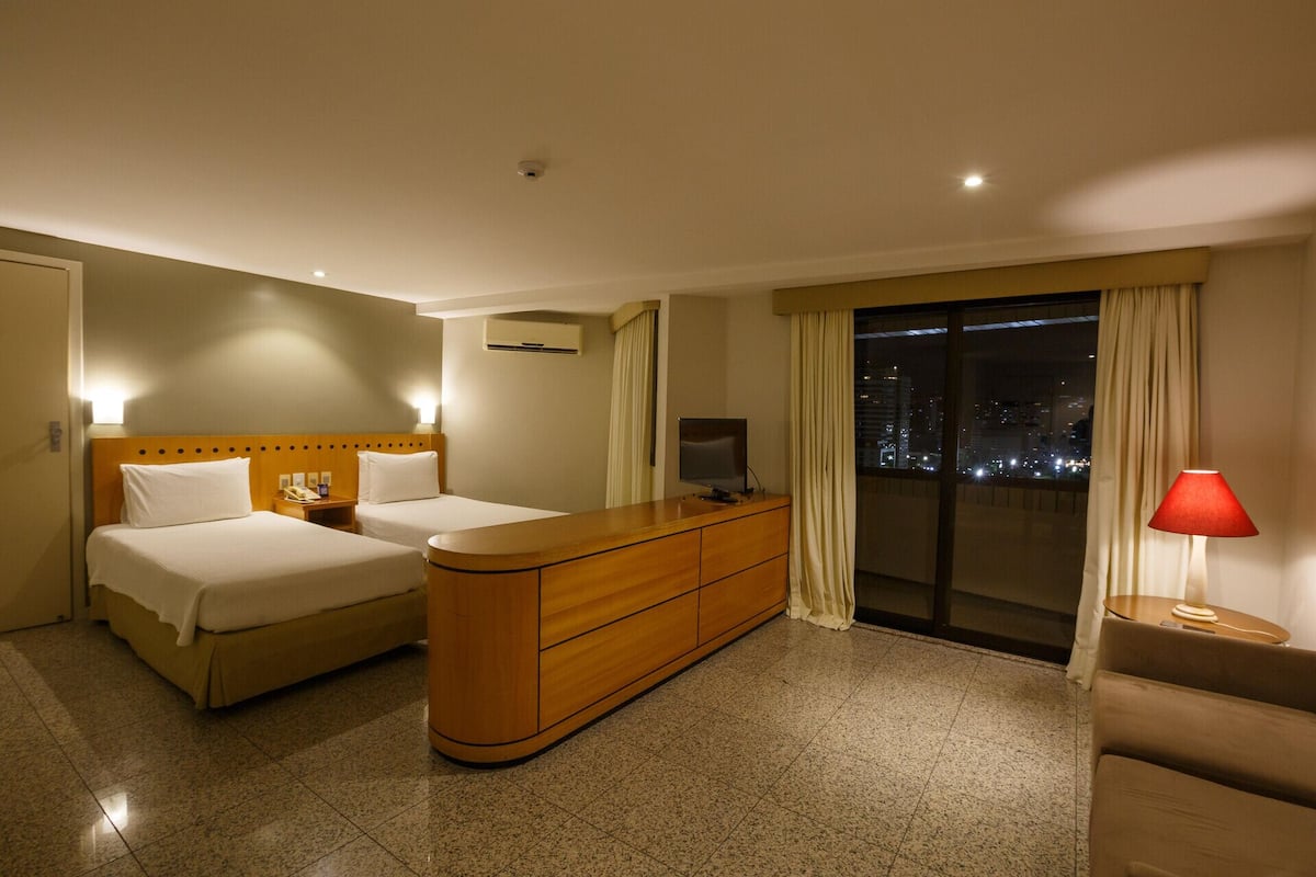 Minibar, caja de seguridad en la habitación y escritorio