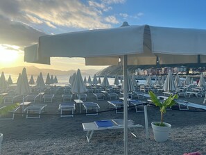 Beach nearby, free beach shuttle, sun-loungers, beach umbrellas