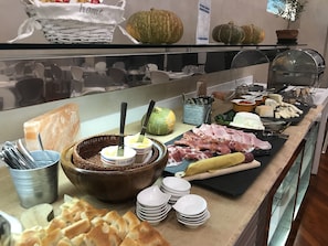 Free daily buffet breakfast