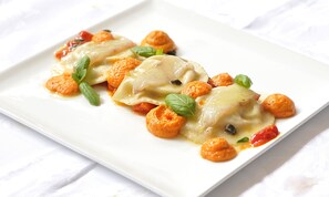 Se sirven almuerzos y cenas, cocina italiana