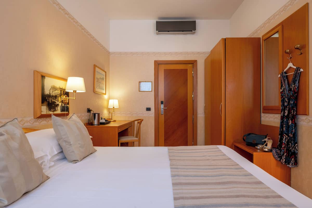 Habitación superior | 1 habitación, edredón, minibar y caja de seguridad en la habitación