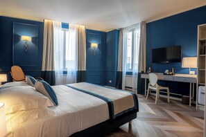 Junior-Zimmer | Daunenbettdecken, Minibar, Zimmersafe, Schreibtisch