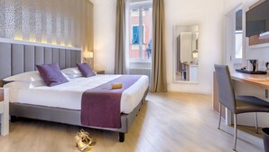 Une chambre d’hôtel moderne avec un grand lit, un bureau et une vue sur la ville.