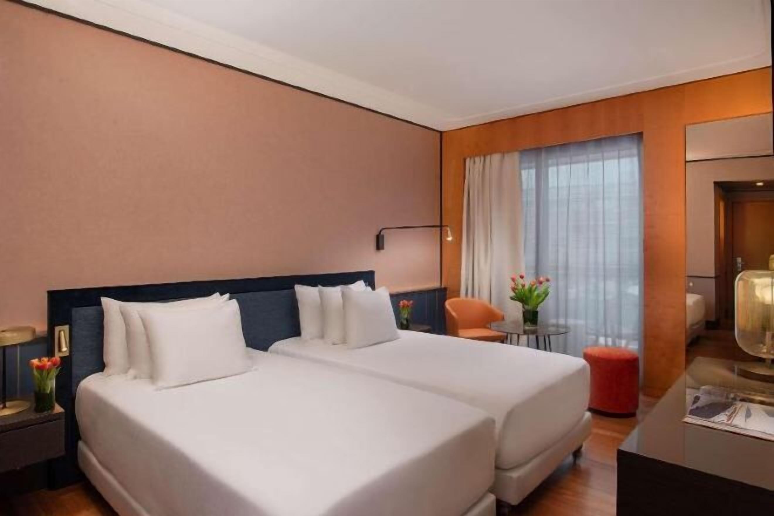 ألحفة محشوة بالريش وميني بار وخزنة داخل الغرفة ومكتب