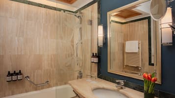 Une salle de bain moderne équipée d’une baignoire, d’un lavabo et d’un espace douche.