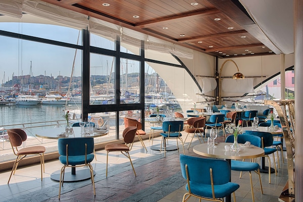 Aperto a pranzo e cena, cucina locale