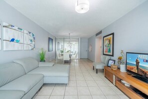 Suite familiar, 2 habitaciones, vistas a la ciudad | Zona de estar | Una televisión de pantalla plana, una mesa de tenis de mesa