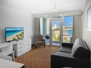 One Bedroom Suite Ocean View | Coffres-forts dans les chambres, bureau, rideaux occultants