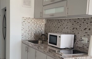 Estudio superior, 2 camas matrimoniales | Cocina privada | Refrigerador, microondas, horno y parrilla de estufa 