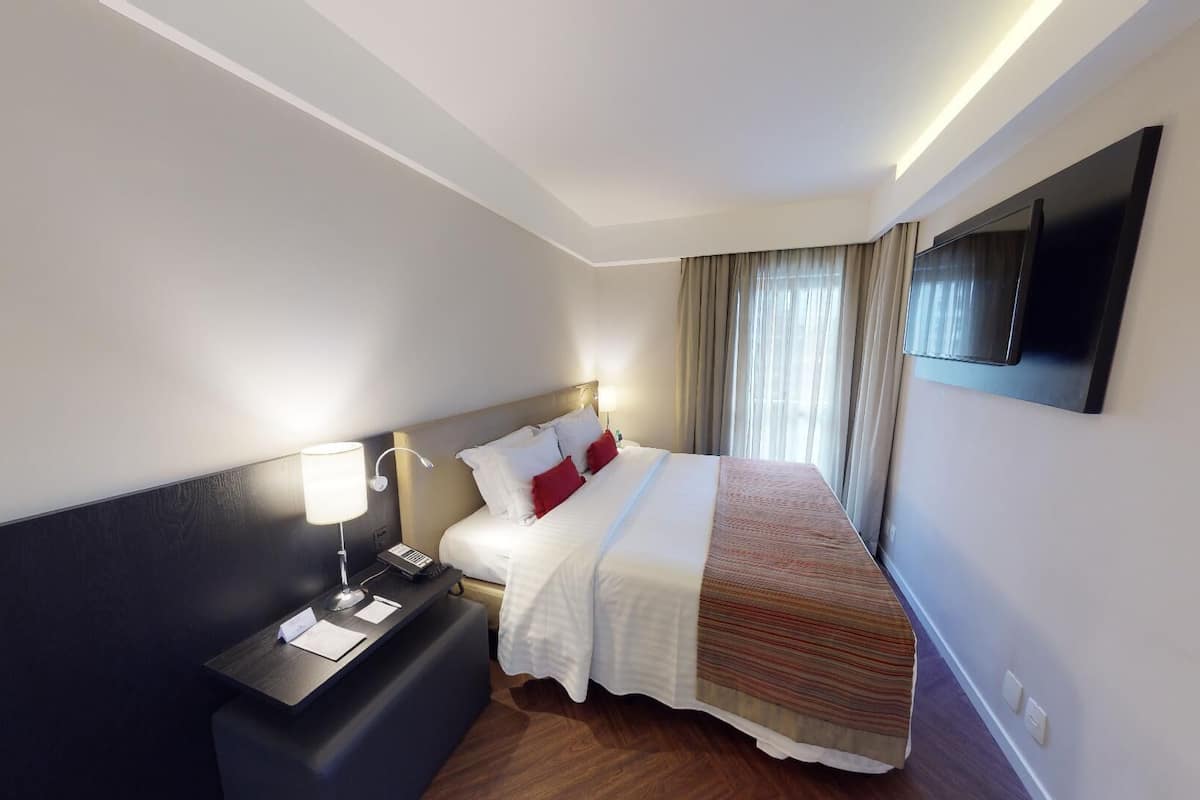 Minibar, caja de seguridad en la habitación, wifi gratis y ropa de cama