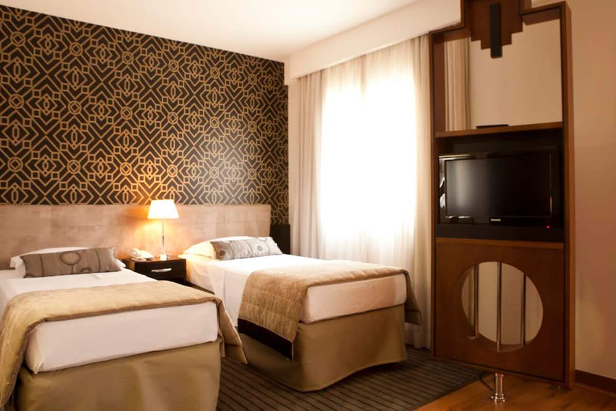 Minibar, caja de seguridad en la habitación, wifi gratis y ropa de cama