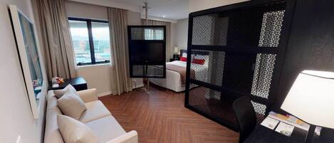 Minibar, caja de seguridad en la habitación, wifi gratis y ropa de cama