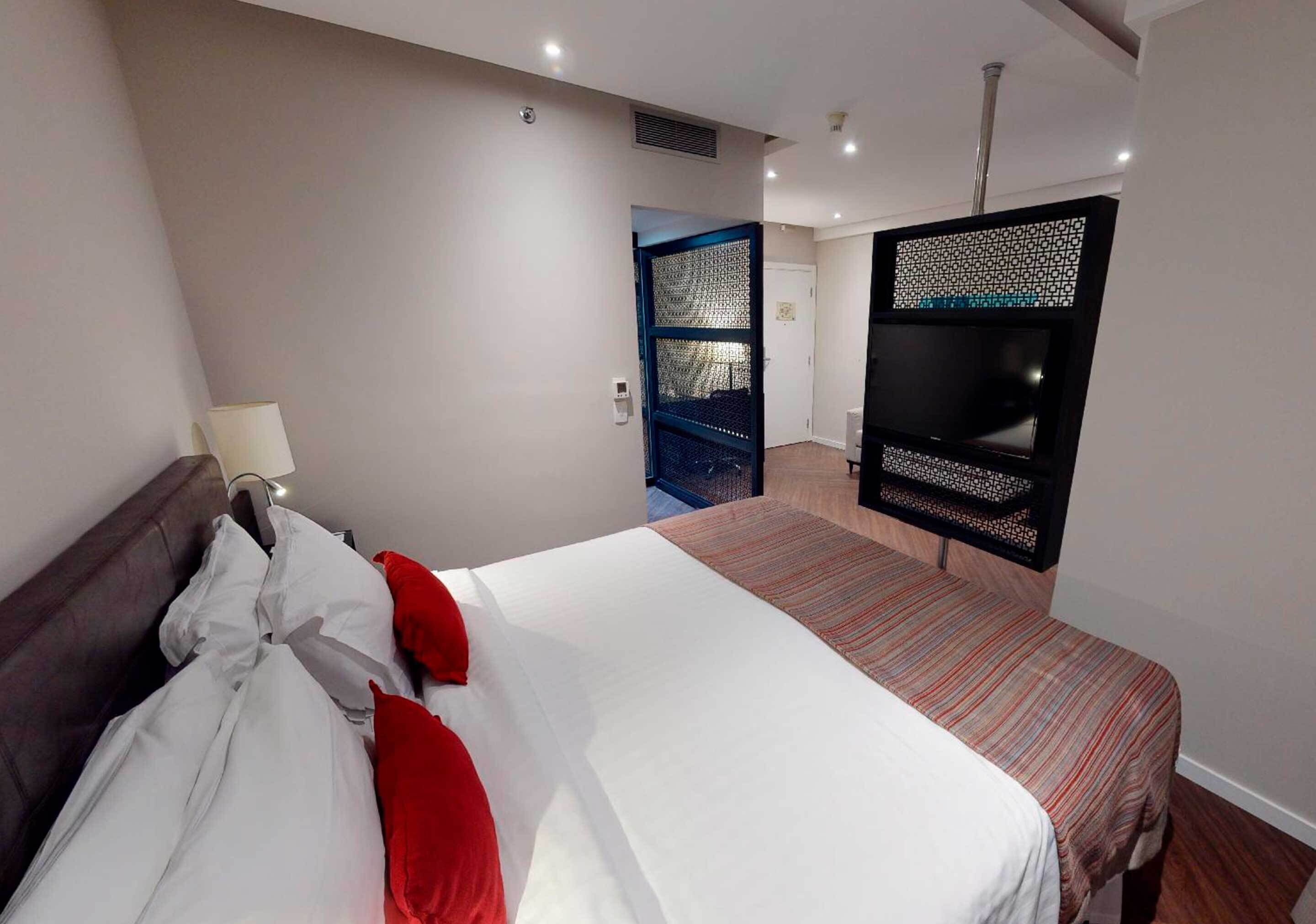 room | 1 bedroom, minibar, in-room safe, desk