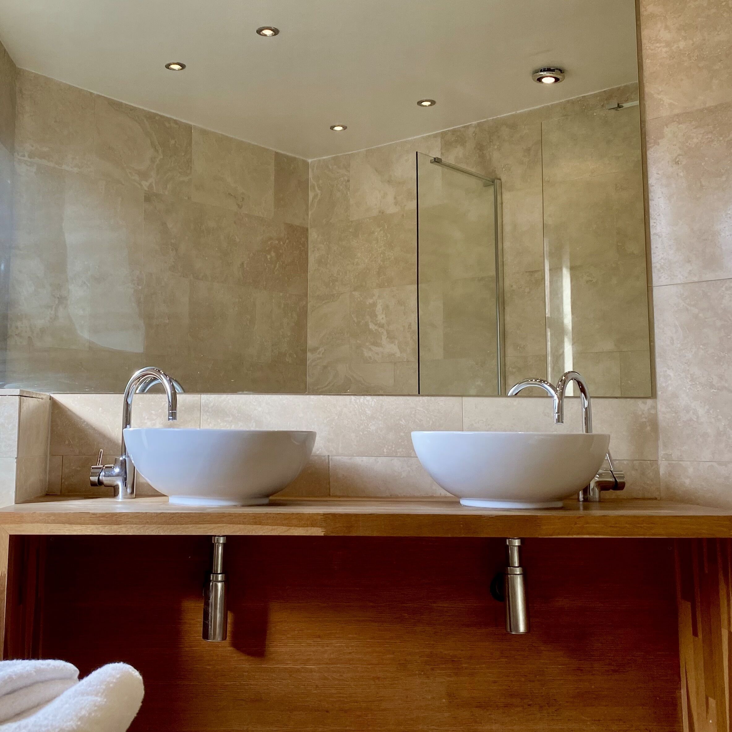 Suite | Bathroom | Free toiletries, hair dryer, towels, soap