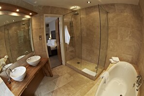 Suite | Bathroom | Free toiletries, hair dryer, towels, soap
