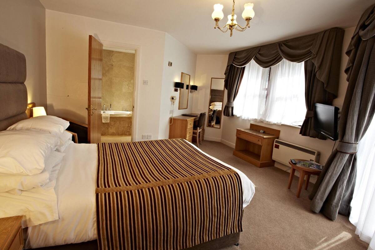 Suite | Egyptian cotton sheets, premium bedding, Select Comfort beds, desk