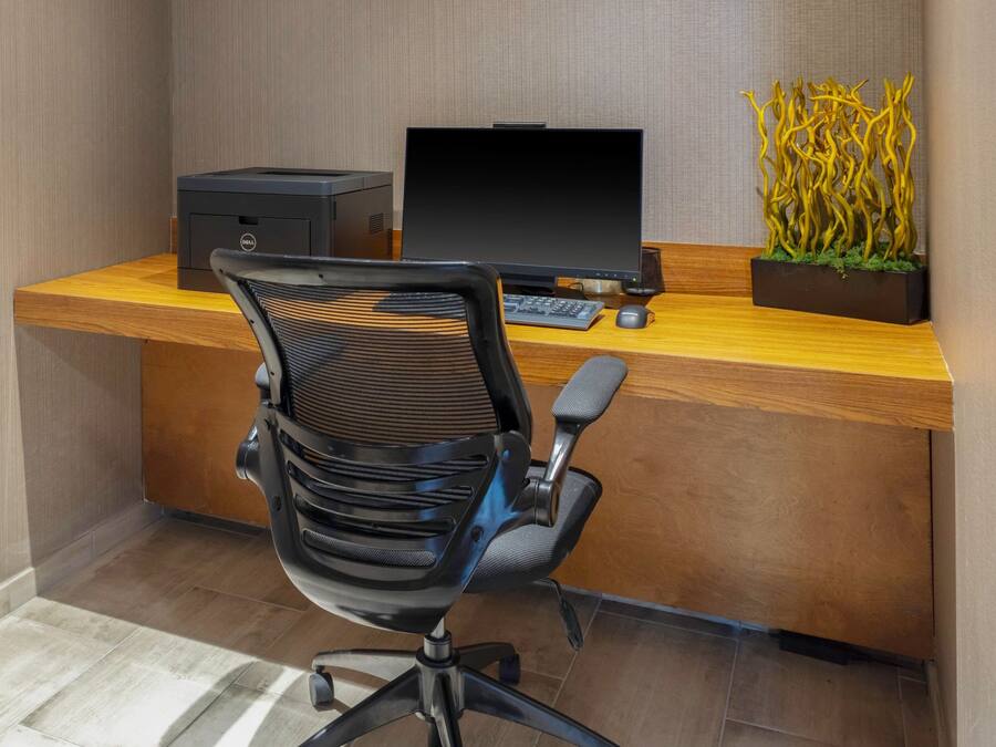 Un bureau moderne, équipé d’un ordinateur, d’un clavier et d’une souris.