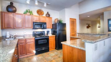 Refrigerador con freezer, microondas, placa de cocina, lavavajillas
