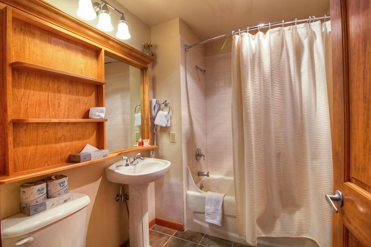 Bathroom | Combined shower/tub, designer toiletries, hair dryer, towels