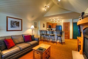 标准公寓式客房, 1 间卧室 (Select) | 起居区 | 40-英寸液晶电视(配备有线频道)、电视、壁炉