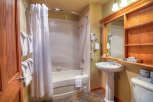Un baño con bañera, lavabo e inodoro.