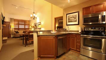Refrigerador con freezer, microondas, placa de cocina, lavavajillas