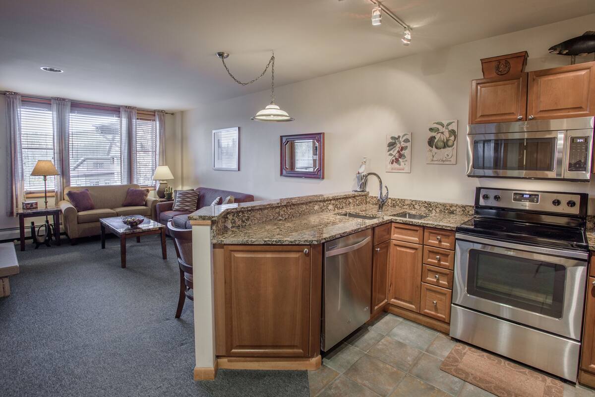 Coffee/tea maker, full-size fridge, microwave, stovetop