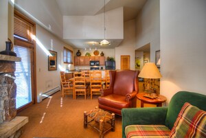 40-英寸液晶电视（配备有线频道）、电视、壁炉