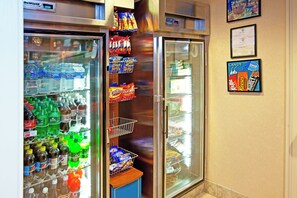 Ein Getränke- und Snackautomat, gefüllt mit Wasser, Limonade und Chips.