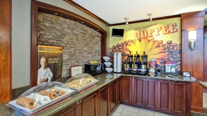 Un coin café avec un mur en pierre, une enseigne indiquant qu'il s'agit d'un café, et divers équipements pour préparer le café.