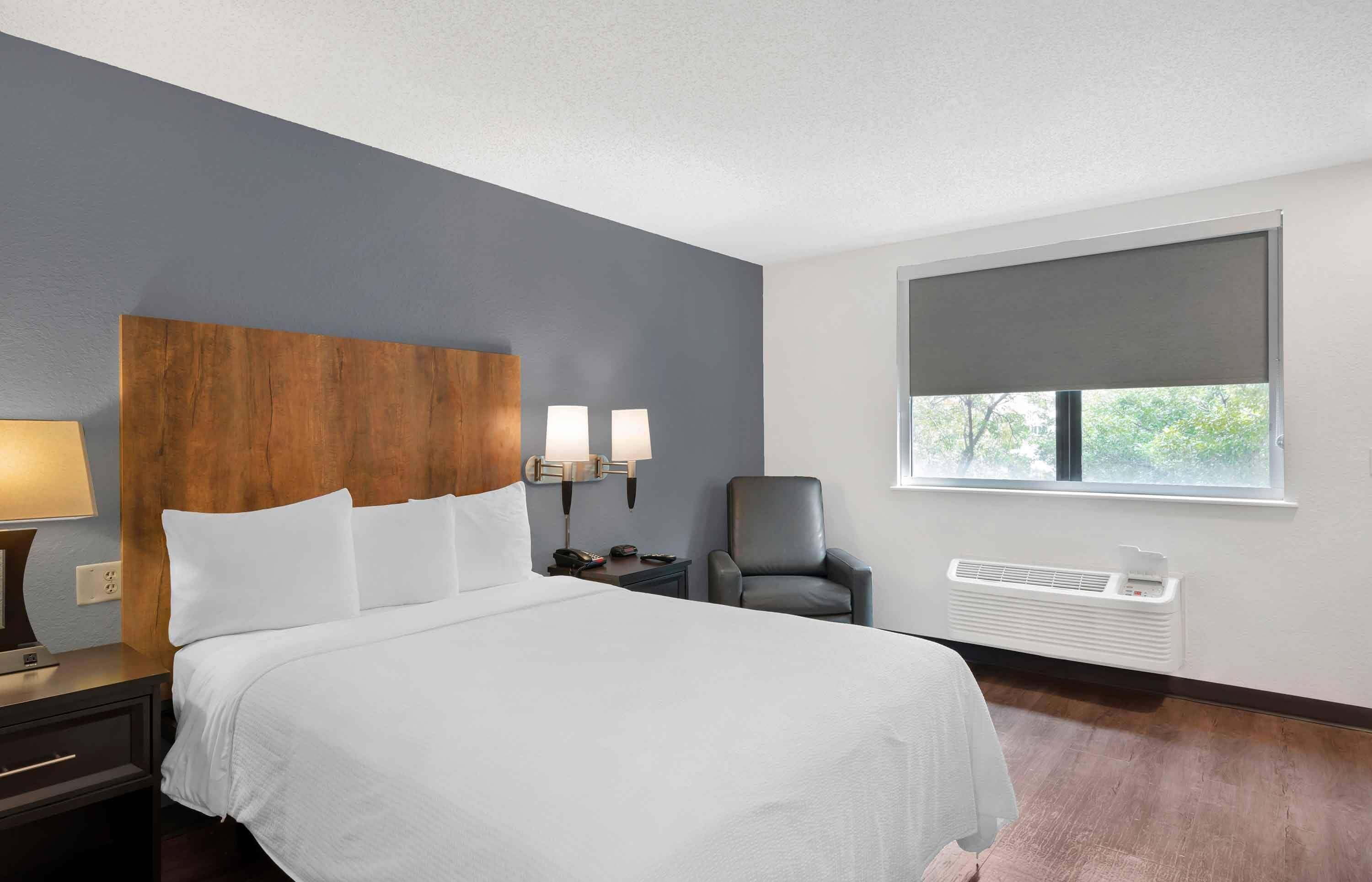 Studio, 1 King Bed, Non Smoking | Premium bedding, desk, iron/ironing board, free WiFi