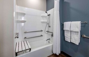 Studio, 1 grand lit, accessible aux personnes à mobilité réduite, non-fumeurs | Salle de bain | Ensemble douche/baignoire, articles de toilette gratuits, sèche-cheveux