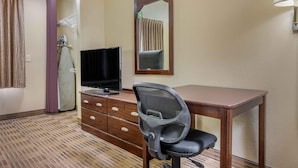 Studio, 1 Queen Bed, Roll-in Shower