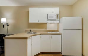 Coffee/tea maker, fridge, microwave, stovetop