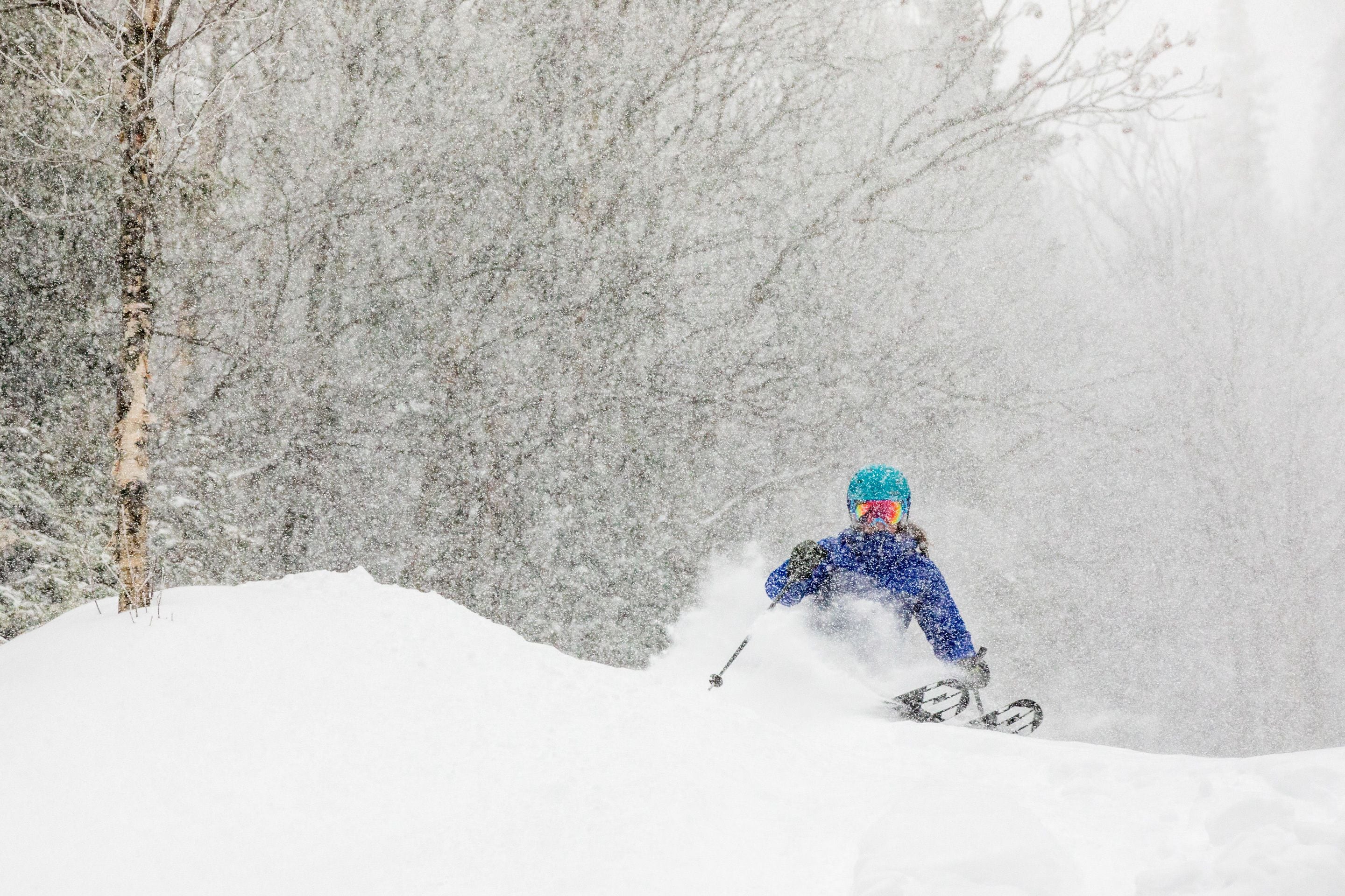 Une personne qui fait du ski sur une pente enneigée.