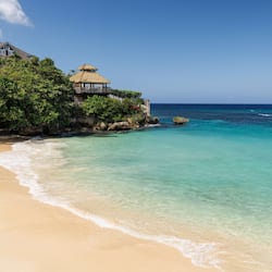 Private beach, white sand, sun loungers, beach towels