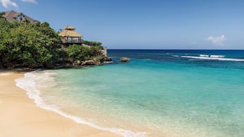 Private beach, white sand, sun loungers, beach towels
