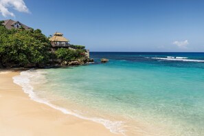 Private beach, white sand, sun loungers, beach towels