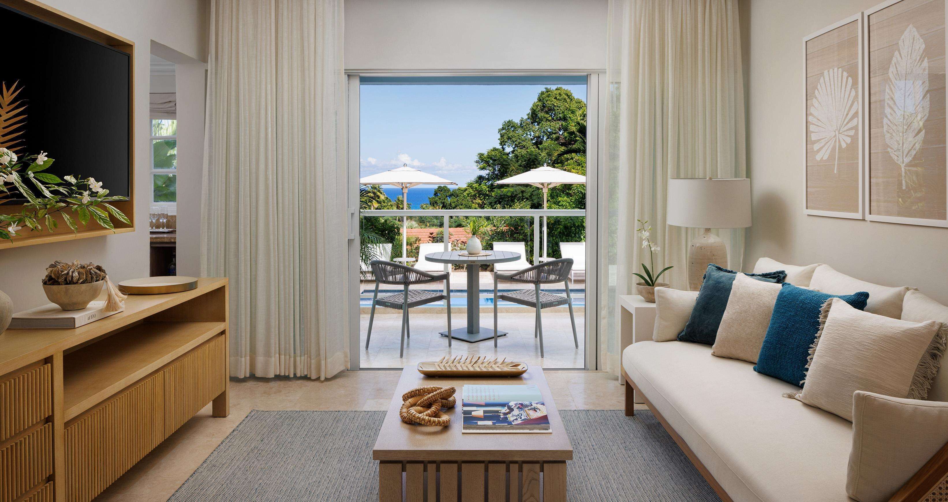 ميني بار وخزنة داخل الغرفة وستائر تعتيم ومكواة/لوح كي