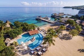 Private beach, white sand, sun-loungers, beach towels