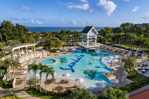 7 Außenpools, Cabañas (gegen Gebühr), Sonnenschirme