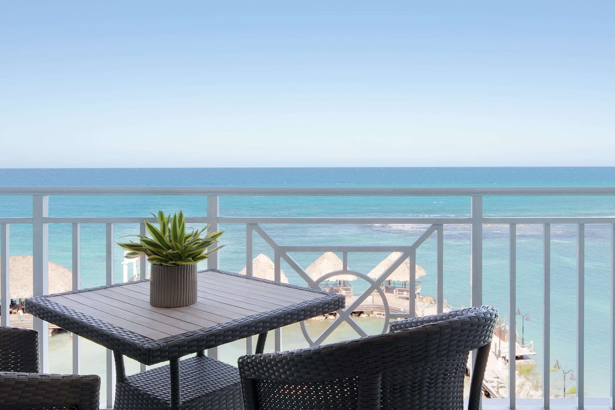 Honeymoon Room, 1 Bedroom, Ocean View (Riviera HM Beachfront Club Level)