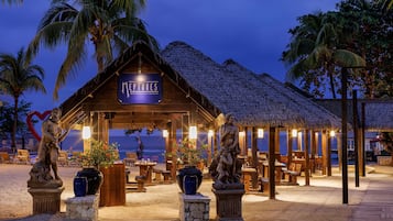 16 restaurants, breakfast, lunch, dinner served; international cuisine