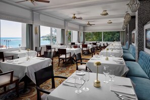 16 restaurantes; se sirven desayunos, almuerzos y cocina internacional 