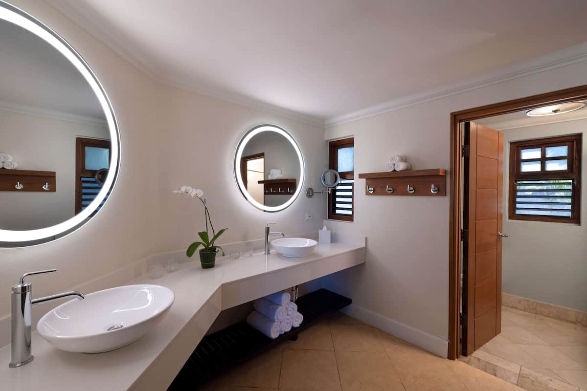 Combined shower/tub, free toiletries, hair dryer, towels