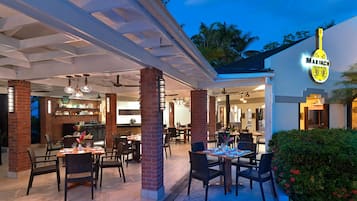 9 restaurants, breakfast, lunch, dinner served; international cuisine