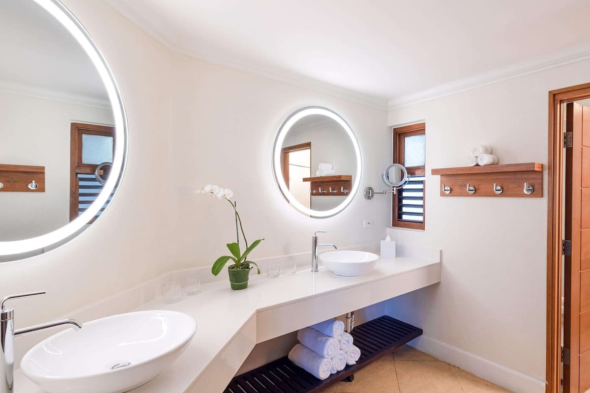 Hypo-allergenic bedding, minibar, in-room safe, blackout curtains