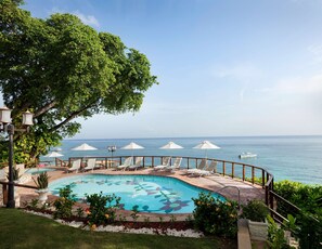 Outdoor pool, pool umbrellas, sun loungers