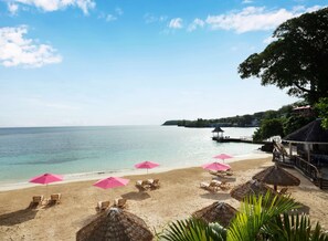 Privat strand, vit sandstrand, solstolar och parasoller