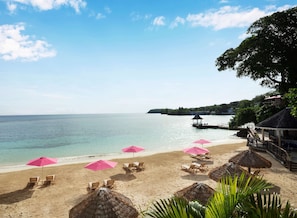 Privat strand, vit sandstrand, solstolar och parasoller